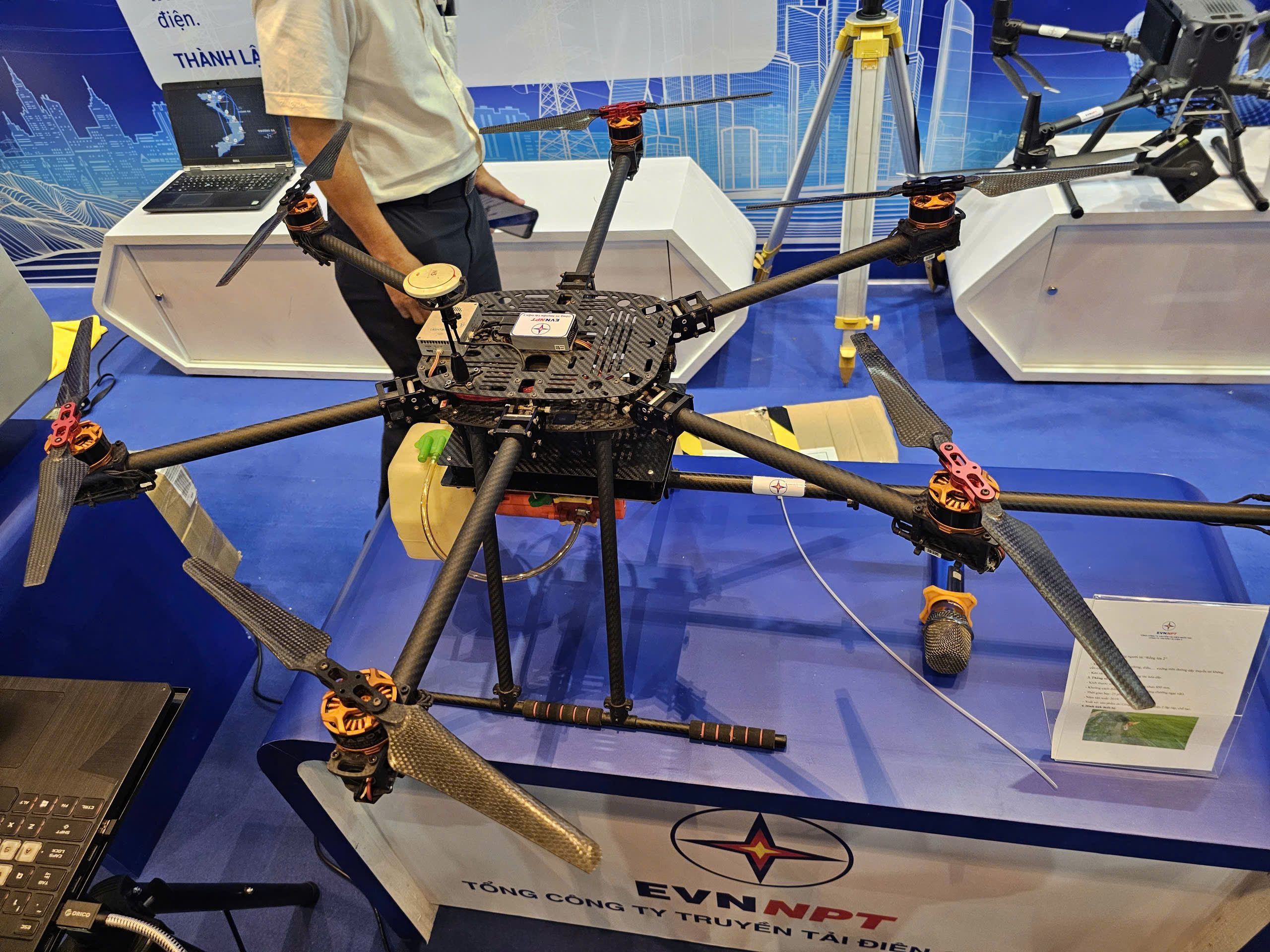 Cận cảnh đội qu&acirc;n kh&ocirc;ng người l&aacute;i trong ng&agrave;nh điện Việt Nam tại Techshow 2025 - Ảnh 4.