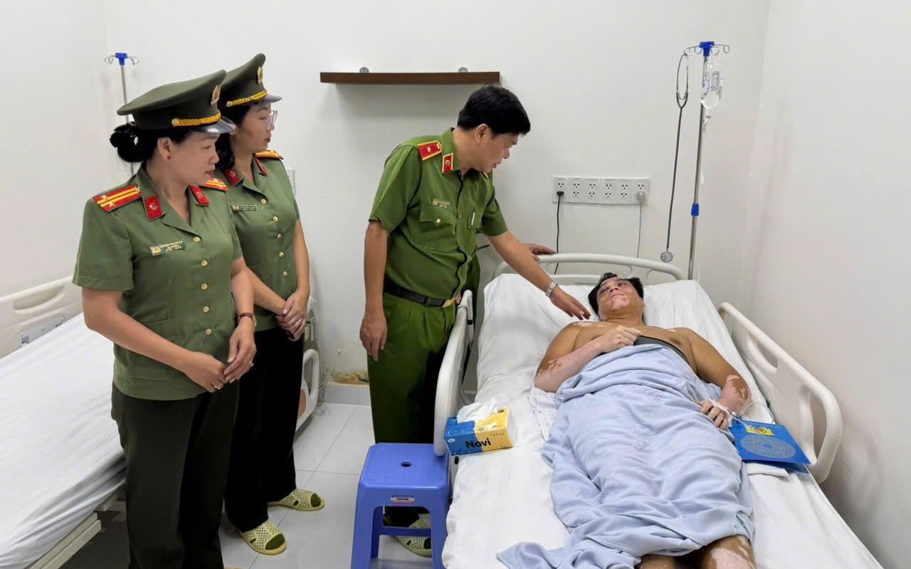 Thiếu tướng Nguyễn Thanh Hưởng thăm hỏi, động viện Trung tá Nguyễn Quang Minh