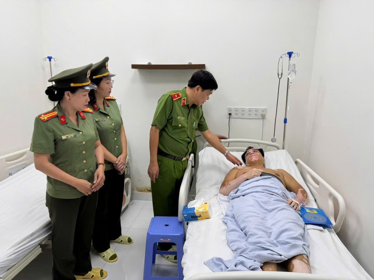 Thiếu tướng Nguyễn Thanh Hưởng thăm Trung t&aacute; bị nạn khi hỗ trợ người d&acirc;n lũ lụt - Ảnh 1.