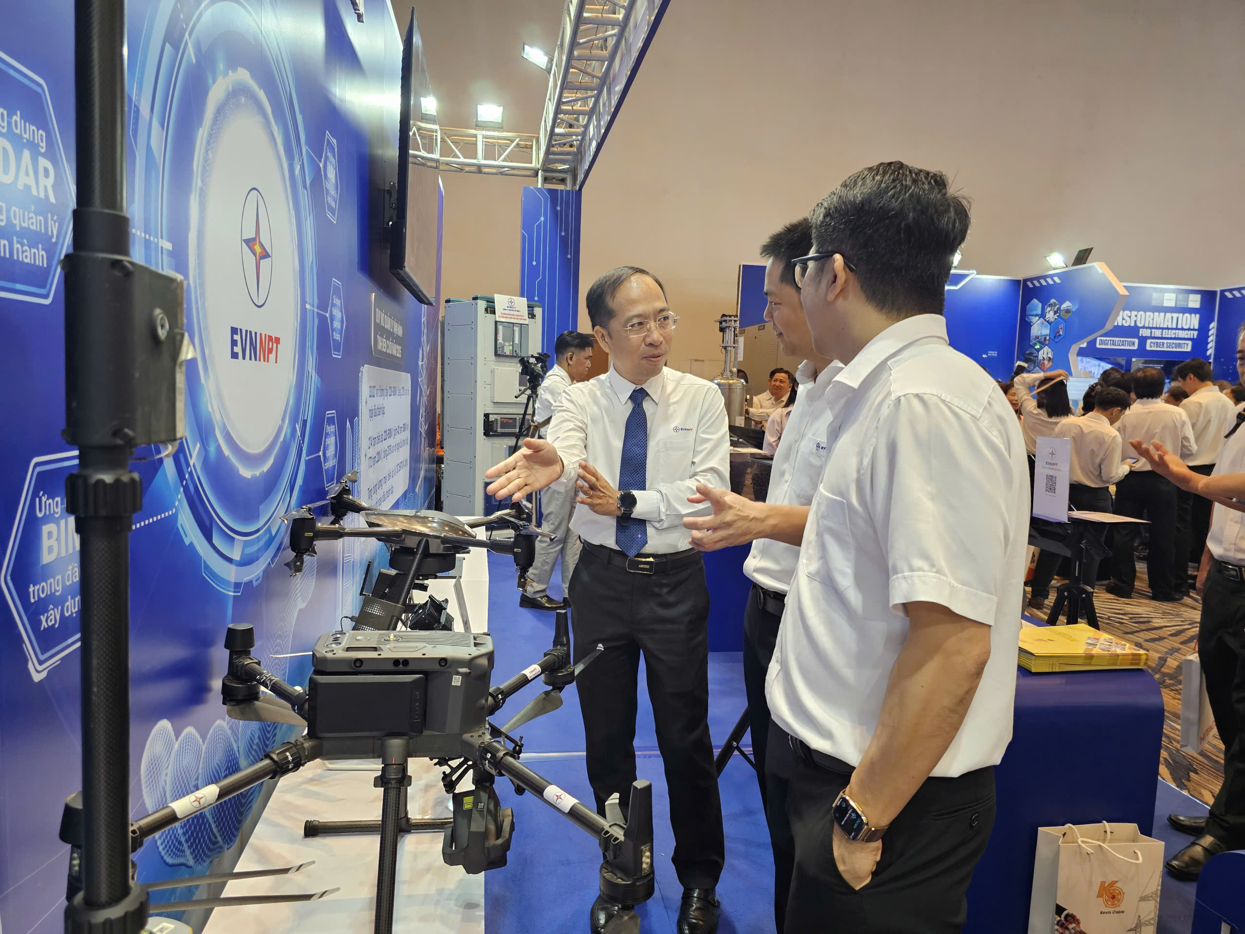 Cận cảnh đội qu&acirc;n kh&ocirc;ng người l&aacute;i trong ng&agrave;nh điện Việt Nam tại Techshow 2025 - Ảnh 8.
