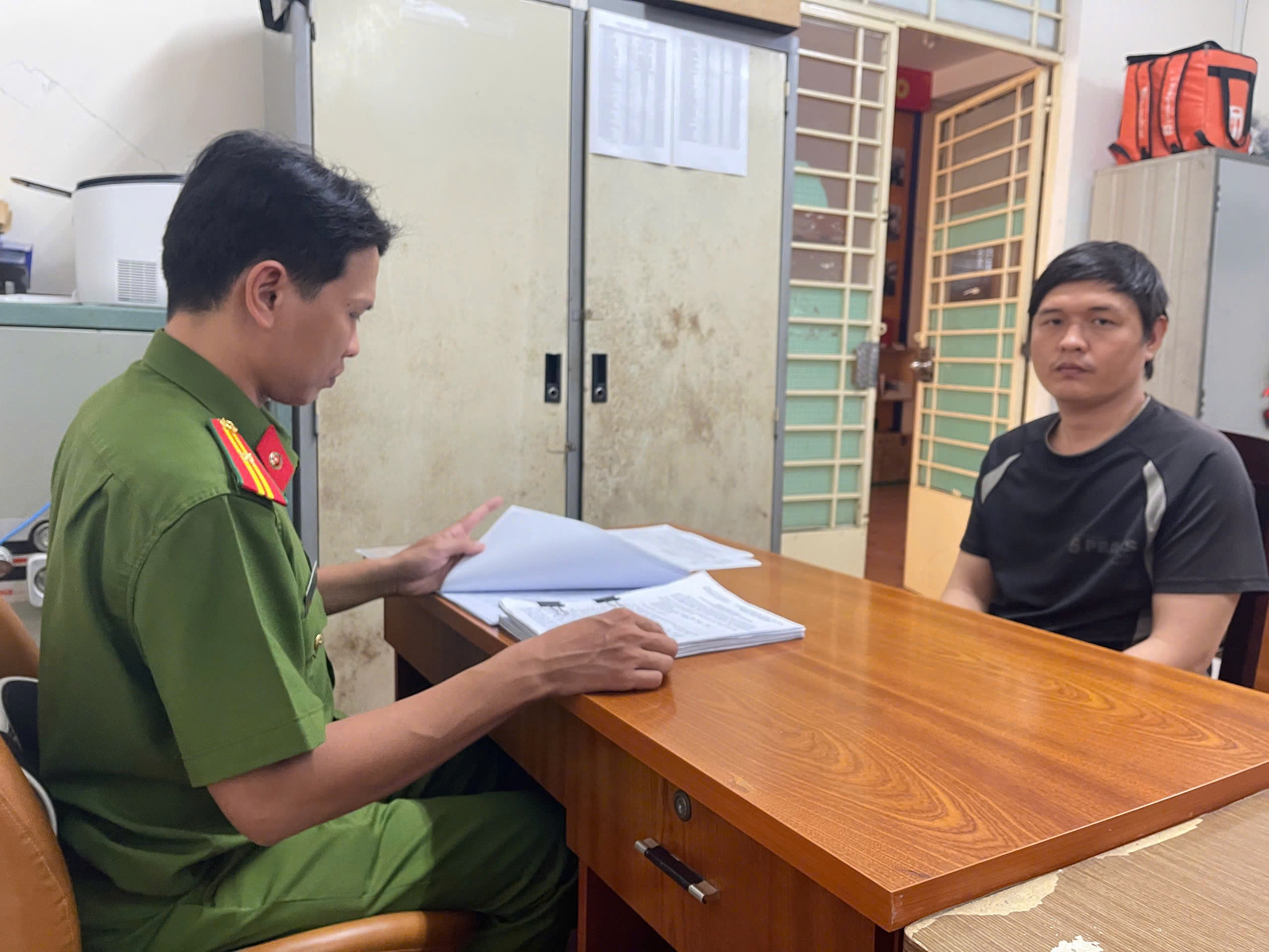 Phạm Quốc Dũng đầu thú sau 3 tuần lẩn trốn vì trộm cắp Gò Vấp - Ảnh 1.