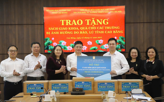 Cấp phát miễn phí SGK cho học sinh vùng mưa lũ