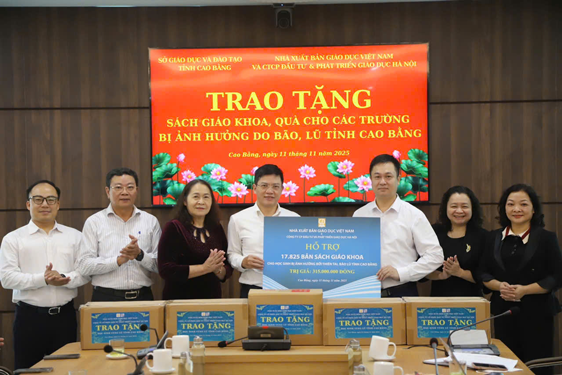 Cấp ph&aacute;t miễn ph&iacute; SGK cho học sinh v&ugrave;ng mưa lũ - Ảnh 1.