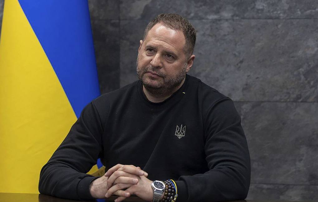&Ocirc;ng Putin "lạc quan" về thỏa thuận h&ograve;a b&igrave;nh, Ch&aacute;nh văn ph&ograve;ng Tổng thống Ukraine bị "sờ g&aacute;y" - Ảnh 1.
