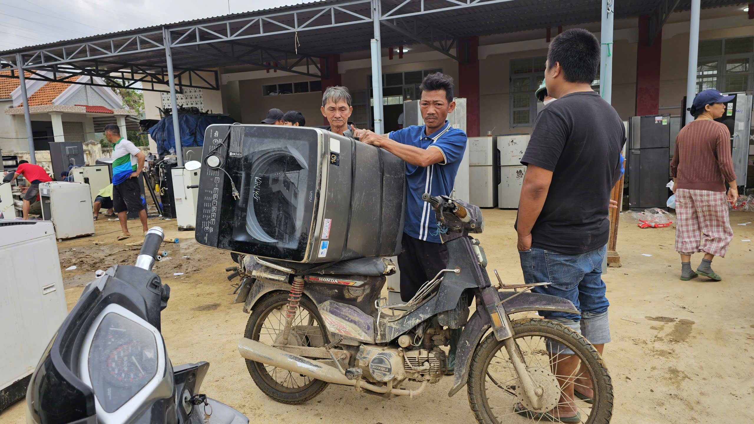 Thợ điện lạnh TP HCM rủ nhau sửa chữa 1.000 m&aacute;y lạnh, m&aacute;y giặt...cho b&agrave; con v&ugrave;ng lũ - Ảnh 4.