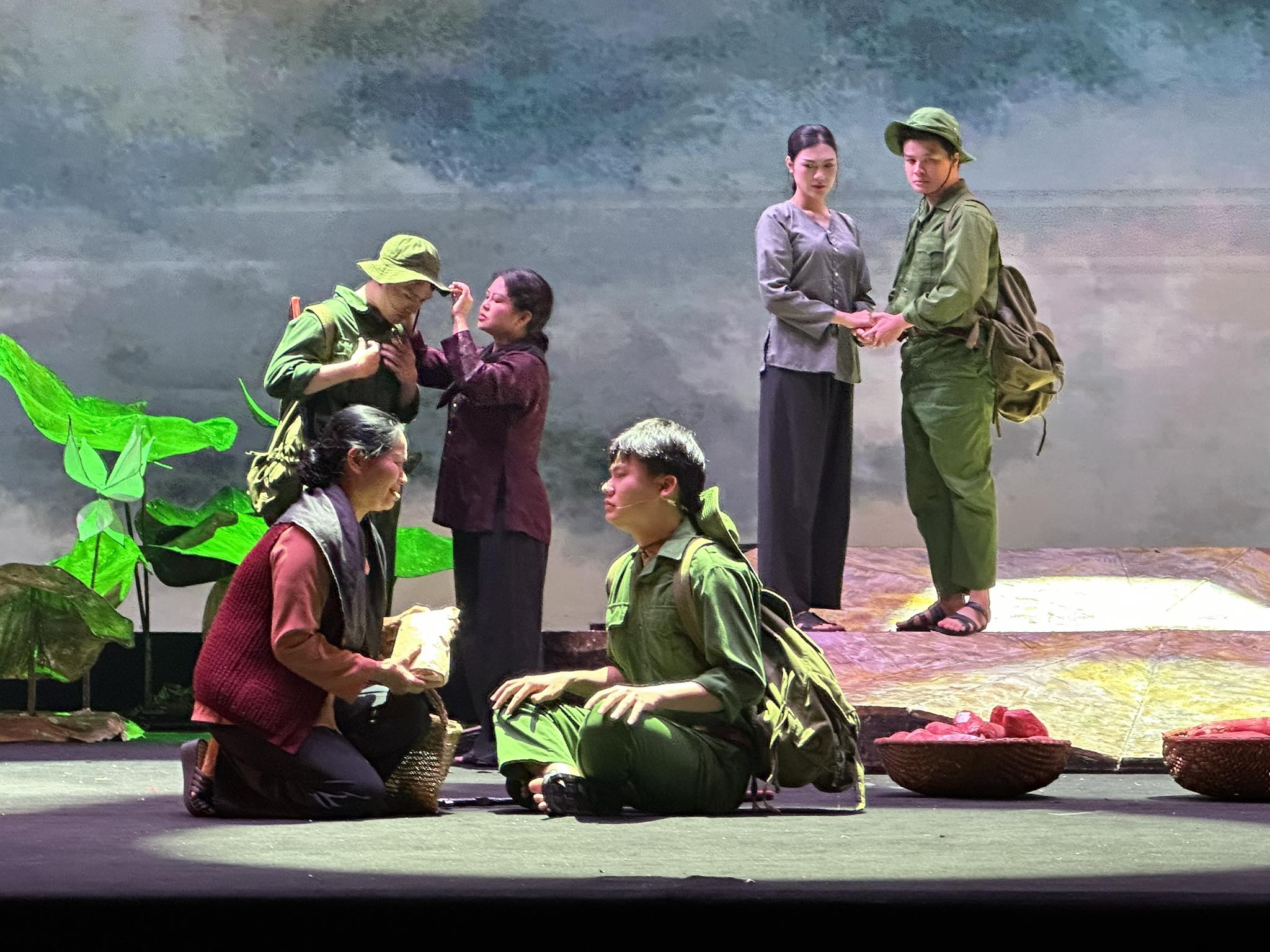 V&agrave;i suy nghĩ về vở "Đ&ecirc;m trăng đầm hạ" của NSND L&ecirc; H&ugrave;ng - Ảnh 3.