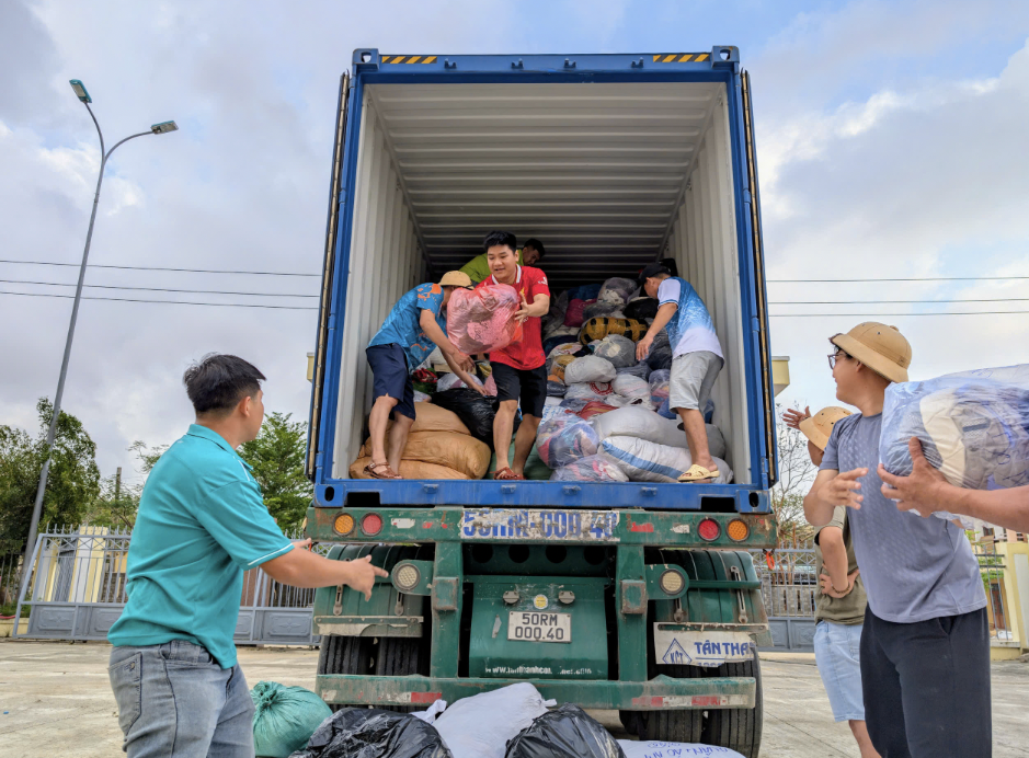 Công an TPHCM trao 2 tỉ đồng để Công an tỉnh Gia Lai khắc phục hậu quả lũ lụt - Ảnh 4.