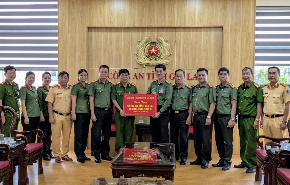 Công an TPHCM trao 2 tỉ đồng để Công an tỉnh Gia Lai khắc phục hậu quả lũ lụt - Ảnh 1.