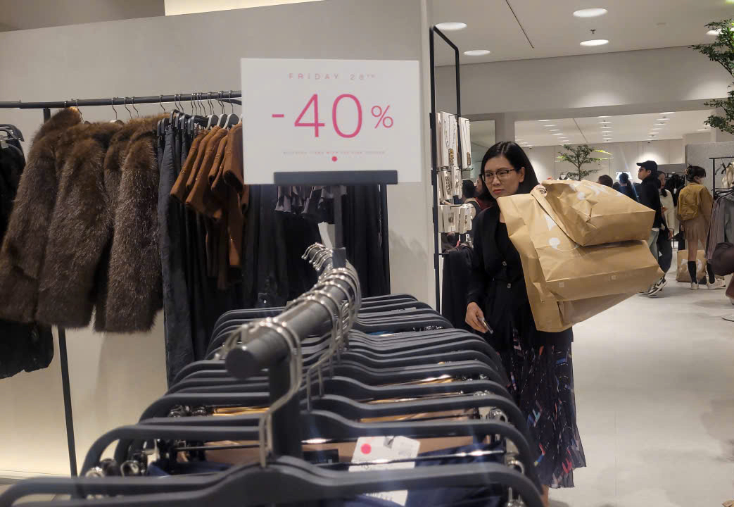 Black Friday 2025: Mua sắm rộn r&agrave;ng nhưng vẫn c&oacute; Nơi ế ẩm d&ugrave; giảm gi&aacute; lớn - Ảnh 6.