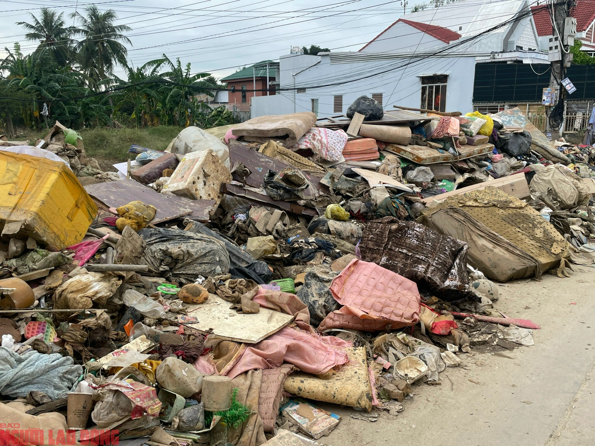 R&aacute;c thải bủa v&acirc;y, &ocirc; nhiễm nghi&ecirc;m trọng, nguy cơ dịch bệnh - Ảnh 2.