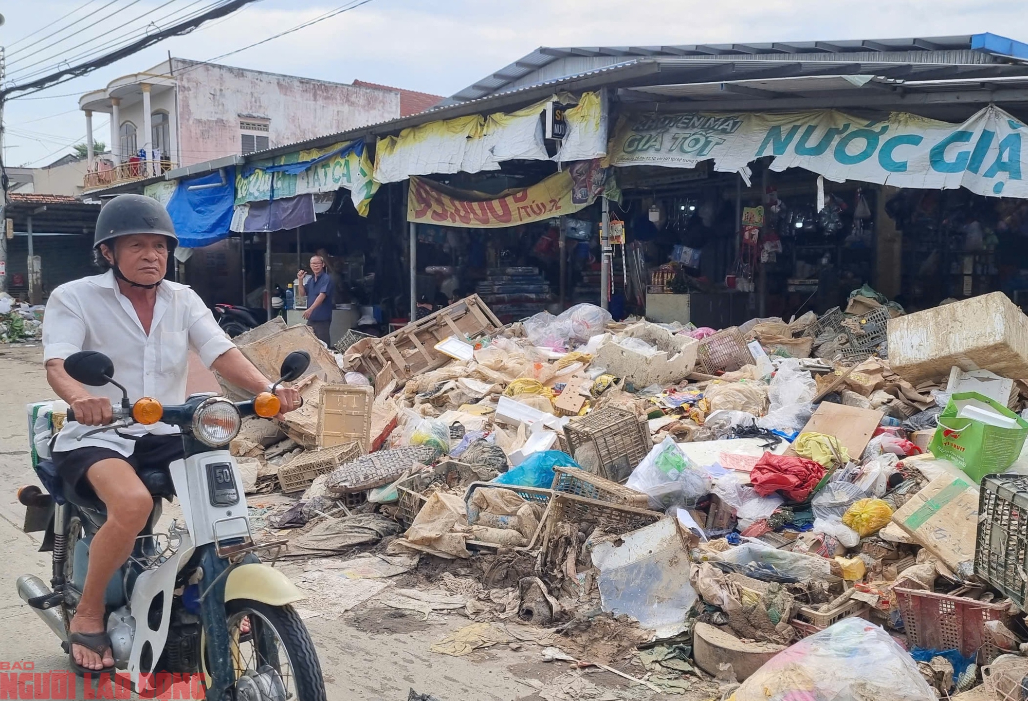 R&aacute;c thải bủa v&acirc;y, &ocirc; nhiễm nghi&ecirc;m trọng, nguy cơ dịch bệnh - Ảnh 3.