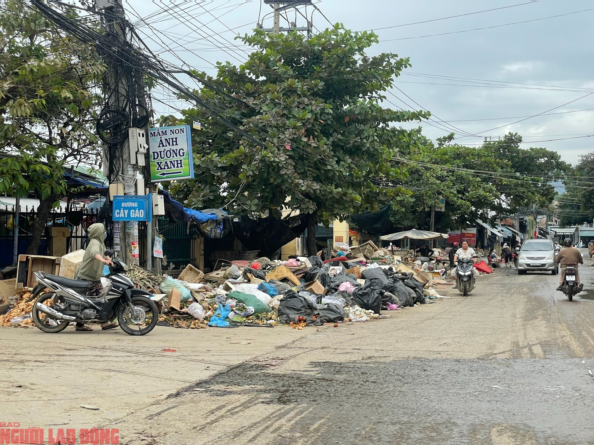 R&aacute;c thải bủa v&acirc;y, &ocirc; nhiễm nghi&ecirc;m trọng, nguy cơ dịch bệnh - Ảnh 7.