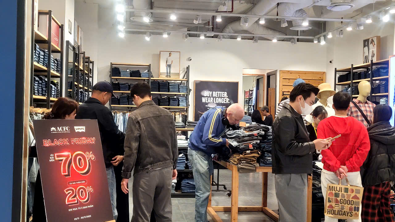 Black Friday 2025: Mua sắm rộn r&agrave;ng nhưng vẫn c&oacute; Nơi ế ẩm d&ugrave; giảm gi&aacute; lớn - Ảnh 9.