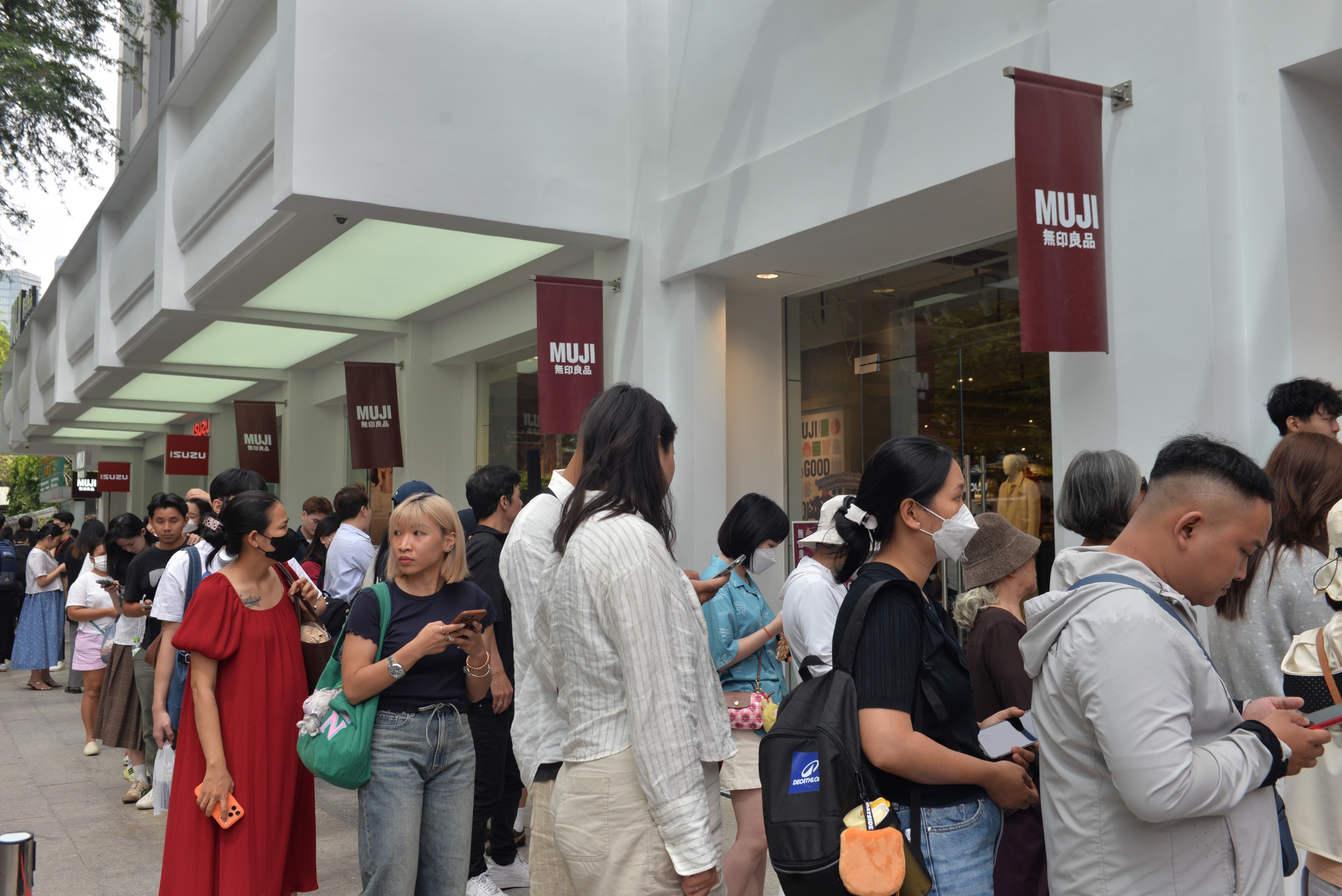 Tranh thủ giờ ăn trưa, d&acirc;n c&ocirc;ng sở đổ x&ocirc; tới trung t&acirc;m thương mại dịp Black Friday - Ảnh 2.