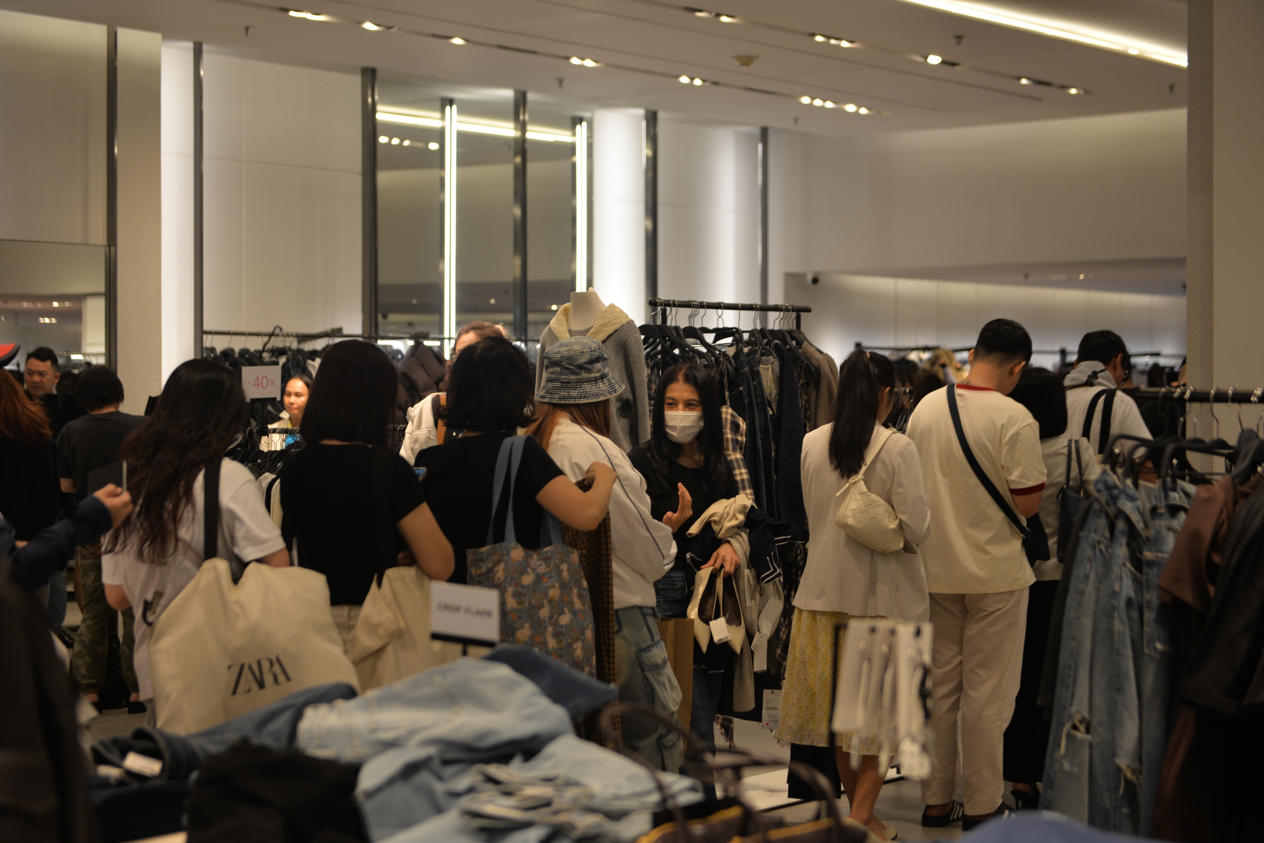 Tranh thủ giờ ăn trưa, d&acirc;n c&ocirc;ng sở đổ x&ocirc; tới trung t&acirc;m thương mại dịp Black Friday - Ảnh 1.