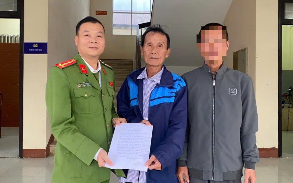 Người cha 72 tuổi cảm ơn công an vì giúp tìm thấy con trai sau 10 tháng mất liên lạc