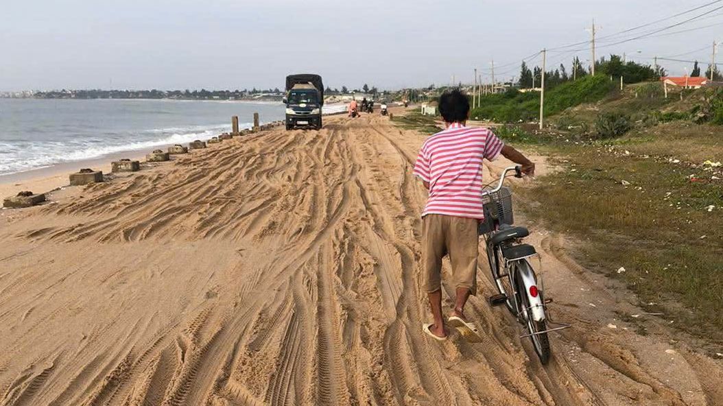 Hơn 300 m đường ven biển G&agrave;nh R&aacute;i bị c&aacute;t v&ugrave;i lấp do ảnh hưởng b&atilde;o số 15 - Ảnh 1.