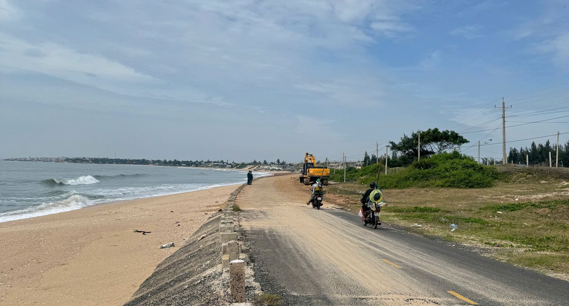 Hơn 300 m đường ven biển G&agrave;nh R&aacute;i bị c&aacute;t v&ugrave;i lấp do ảnh hưởng b&atilde;o số 15 - Ảnh 2.