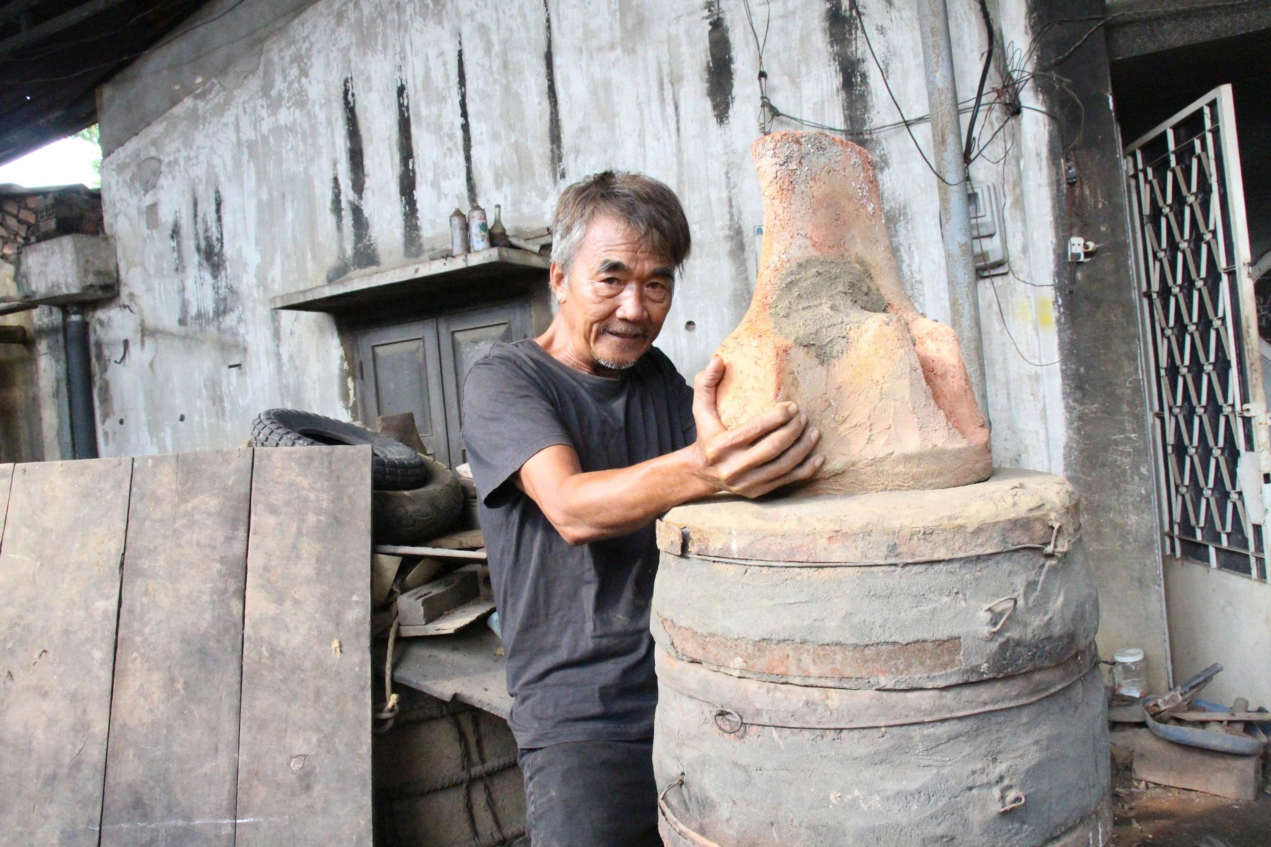 Trăm năm &ldquo;giữ lửa&rdquo; nghề đ&uacute;c đồng - Ảnh 2.