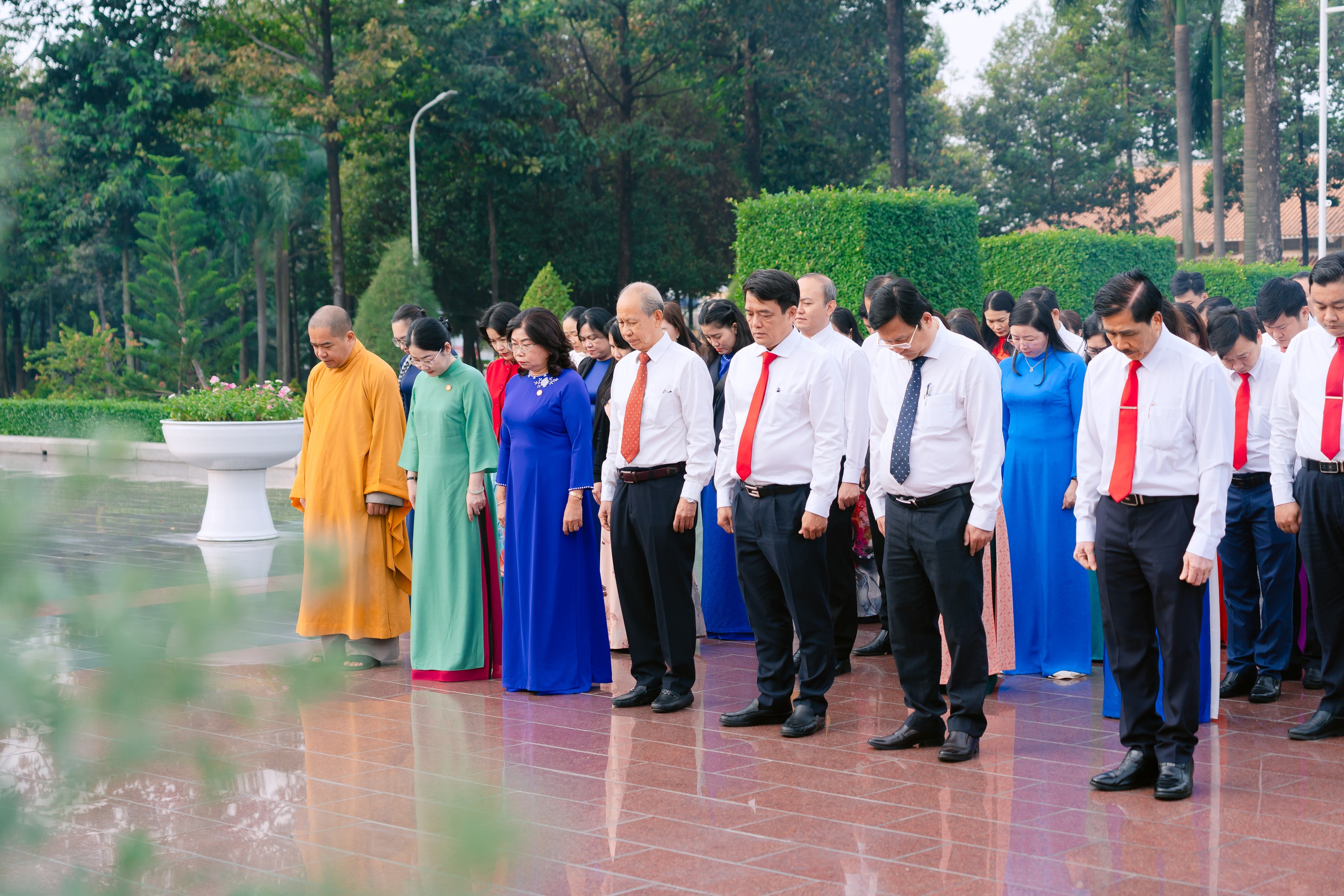 MTTQ Việt Nam TP HCM tặng nhà Đại đoàn kết và quà cho công nhân , học sinh khó khăn - Ảnh 1.