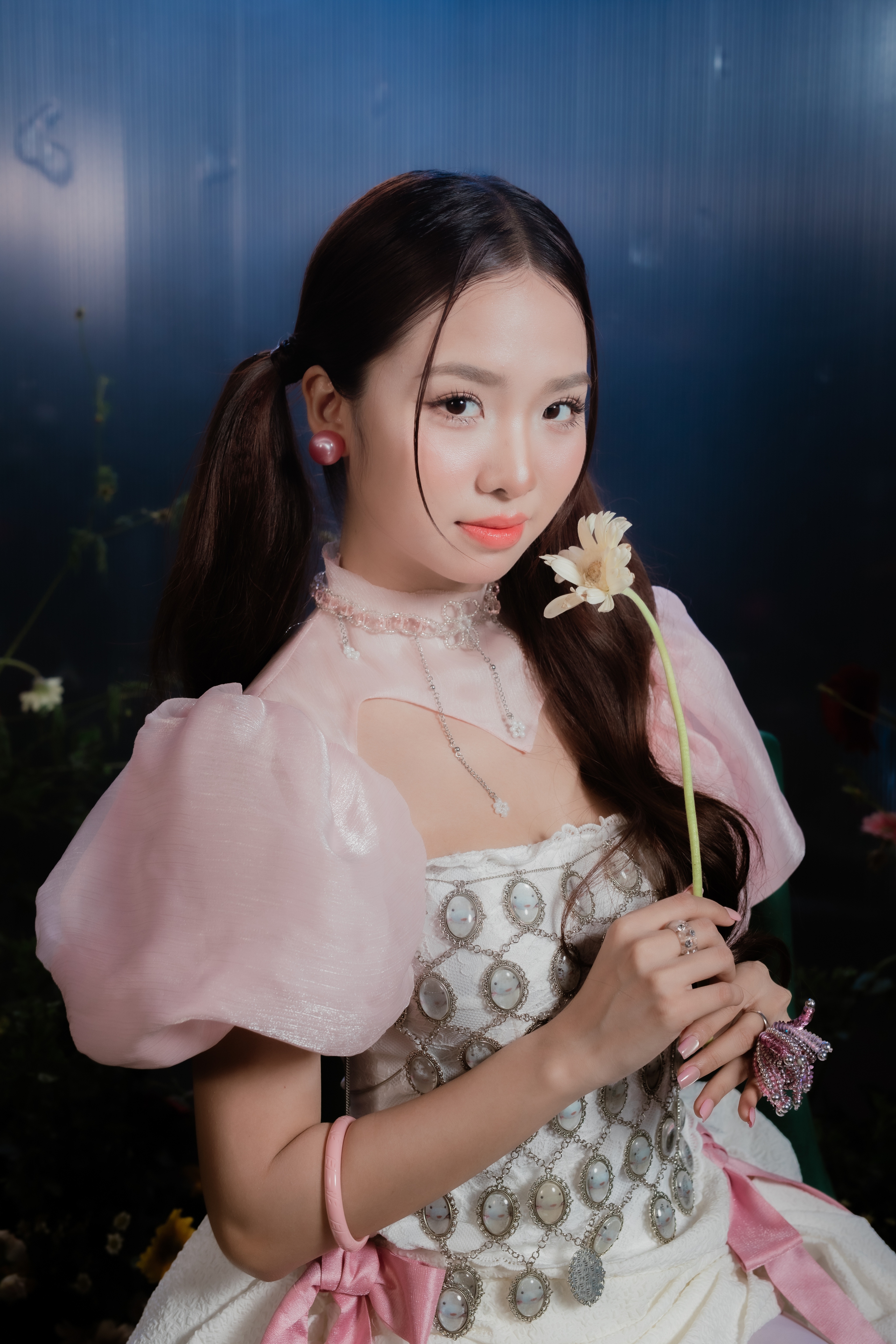 Visual 'n&agrave;ng thơ' của Ng&ocirc; Tr&uacute;c Linh g&acirc;y sốt khi kết hợp c&ugrave;ng Huy T&iacute;t (Mưa đỏ)  - Ảnh 1.
