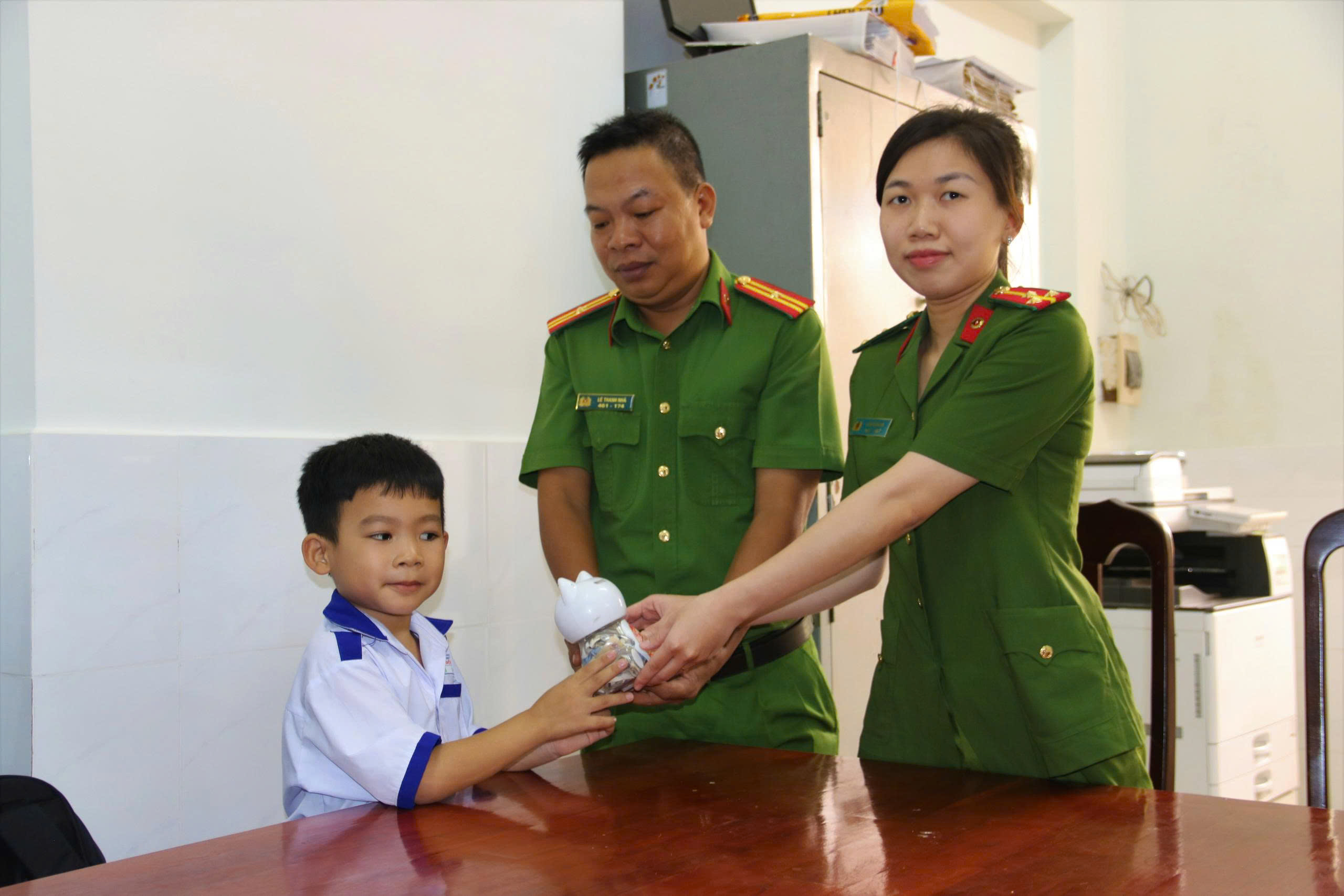 Học sinh lớp 1 ủng hộ đồng bào miền Trung bằng tiền tiết kiệm từ mèo nhựa - Ảnh 2.