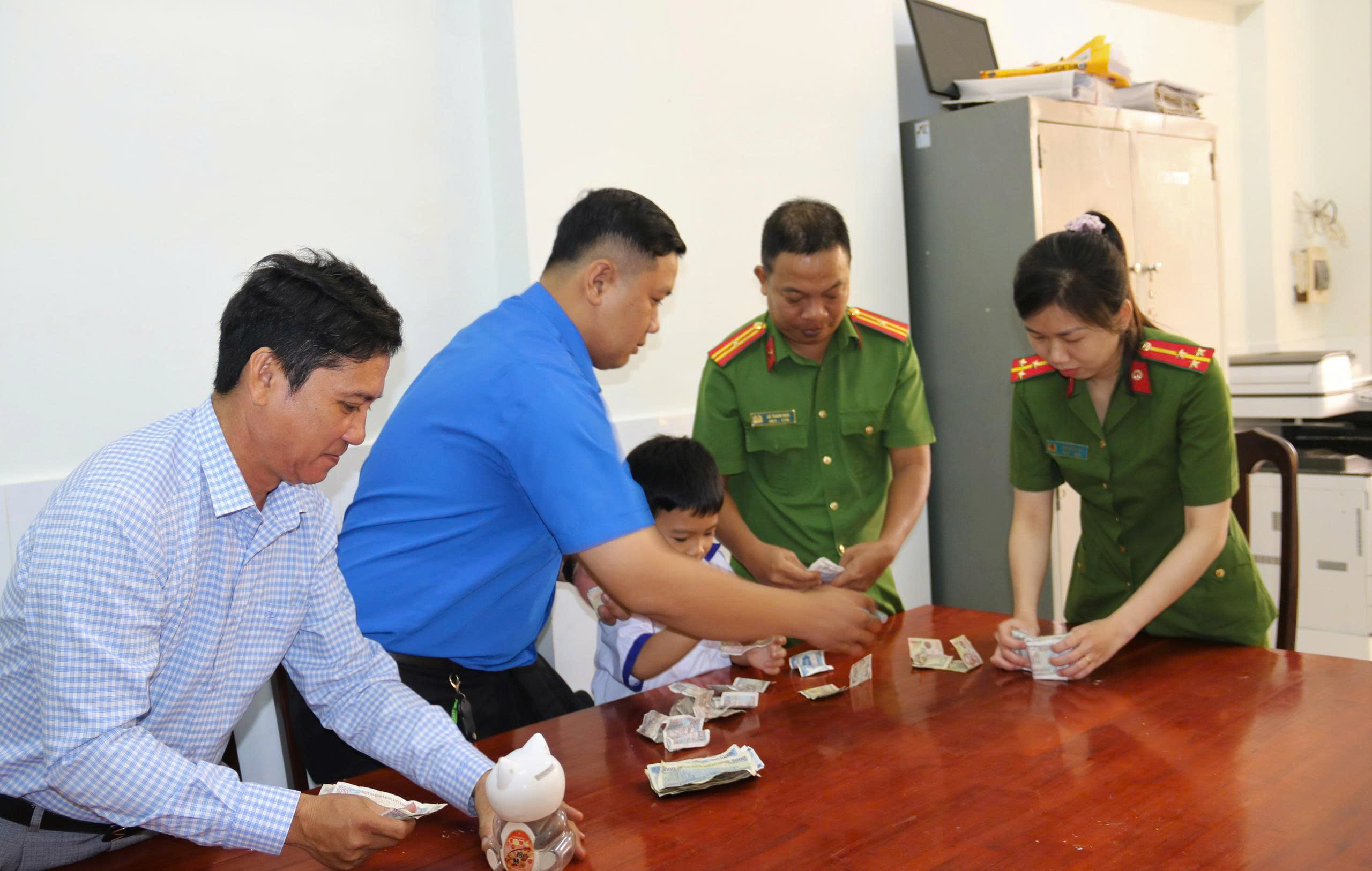 Học sinh lớp 1 ủng hộ đồng bào miền Trung bằng tiền tiết kiệm từ mèo nhựa - Ảnh 3.