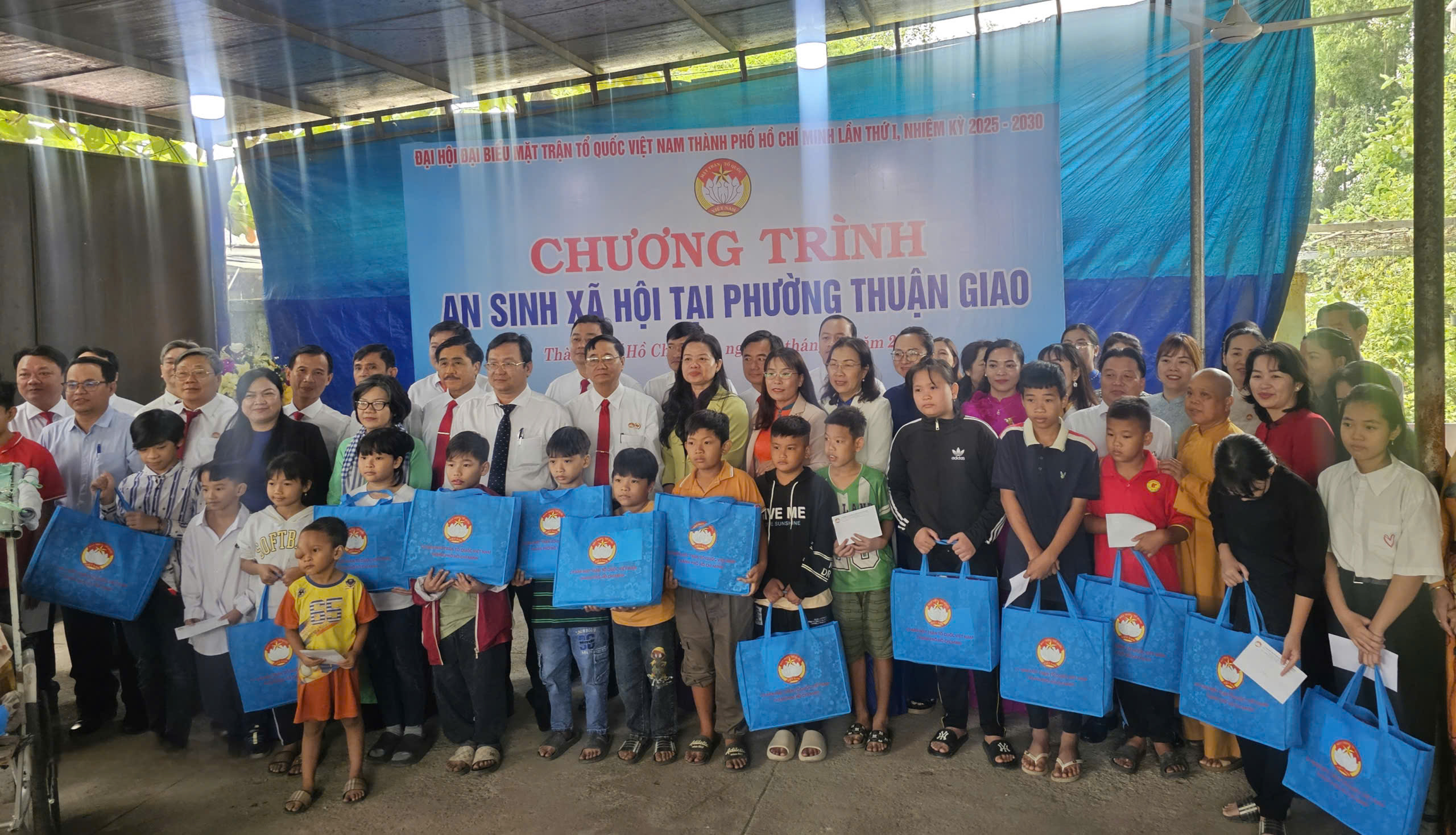 MTTQ Việt Nam TP HCM tặng nhà Đại đoàn kết và quà cho công nhân , học sinh khó khăn - Ảnh 5.