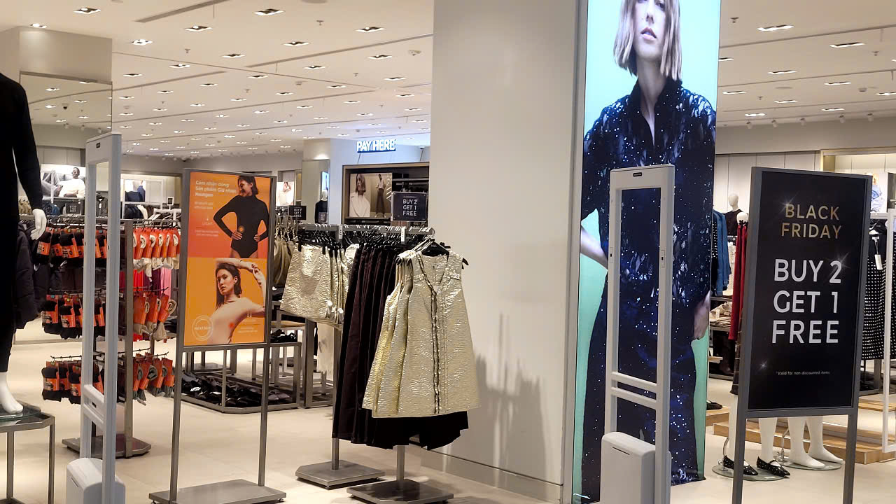 Black Friday 2025: Mua sắm rộn r&agrave;ng nhưng vẫn c&oacute; Nơi ế ẩm d&ugrave; giảm gi&aacute; lớn - Ảnh 4.