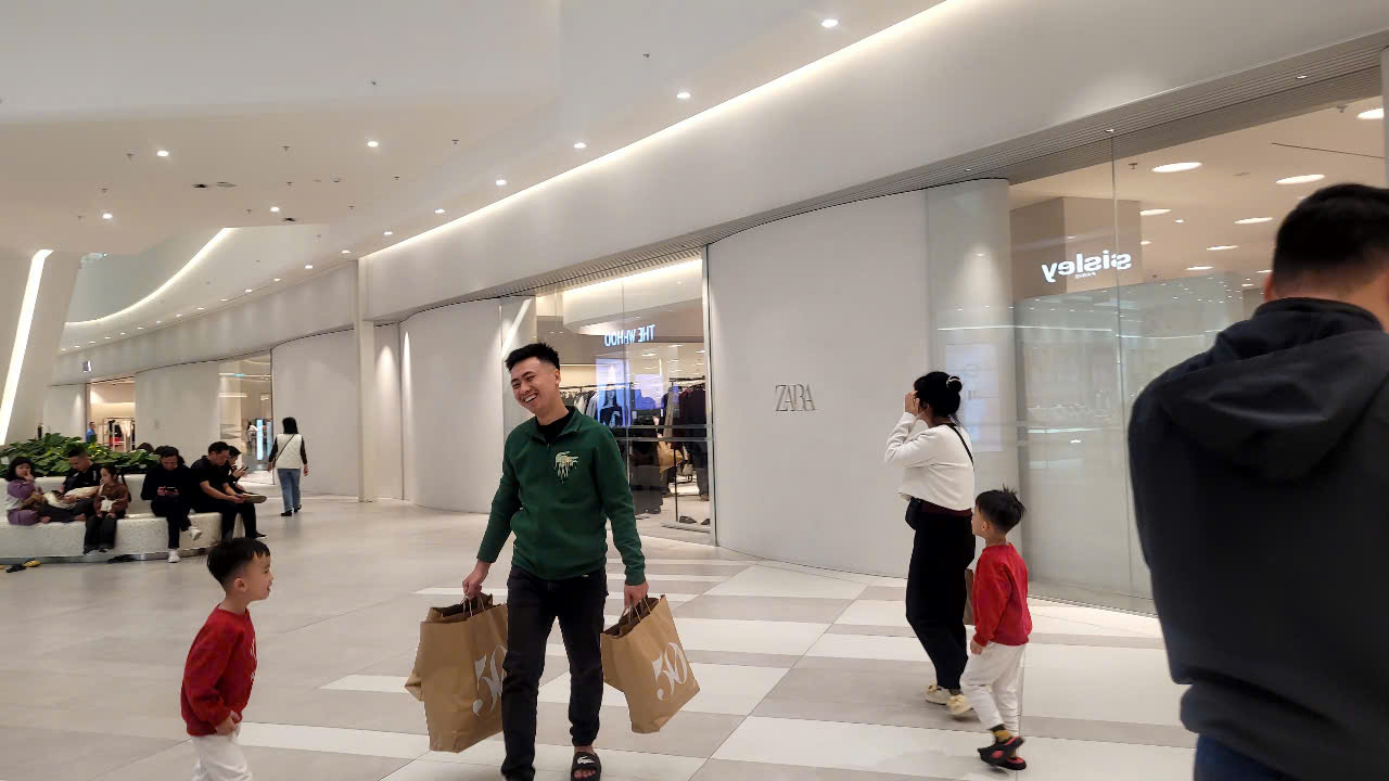 Black Friday 2025: Mua sắm rộn r&agrave;ng nhưng vẫn c&oacute; Nơi ế ẩm d&ugrave; giảm gi&aacute; lớn - Ảnh 1.