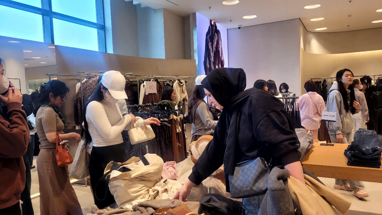 Black Friday 2025: Mua sắm rộn r&agrave;ng nhưng vẫn c&oacute; Nơi ế ẩm d&ugrave; giảm gi&aacute; lớn - Ảnh 8.