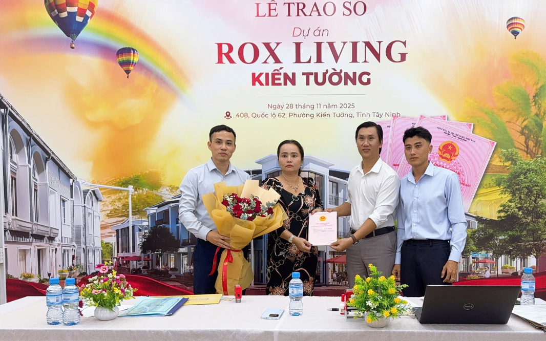 ROX Living Kiến Tường trao sổ hồng cho khách hàng 