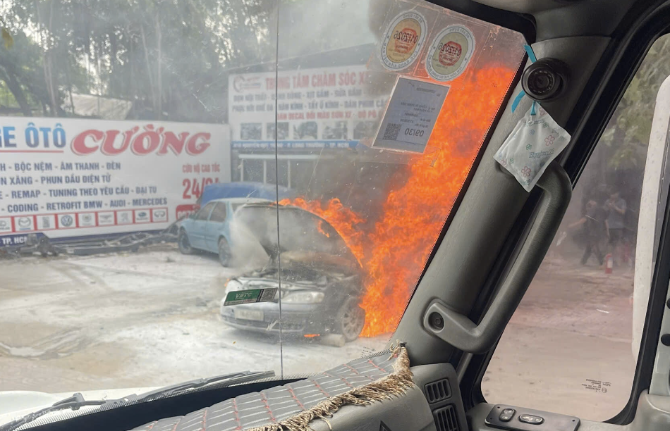 Ô tô đang đậu trong garage thì bốc cháy ở đường Nguyễn Duy Trinh, TPHCM - Ảnh 3.