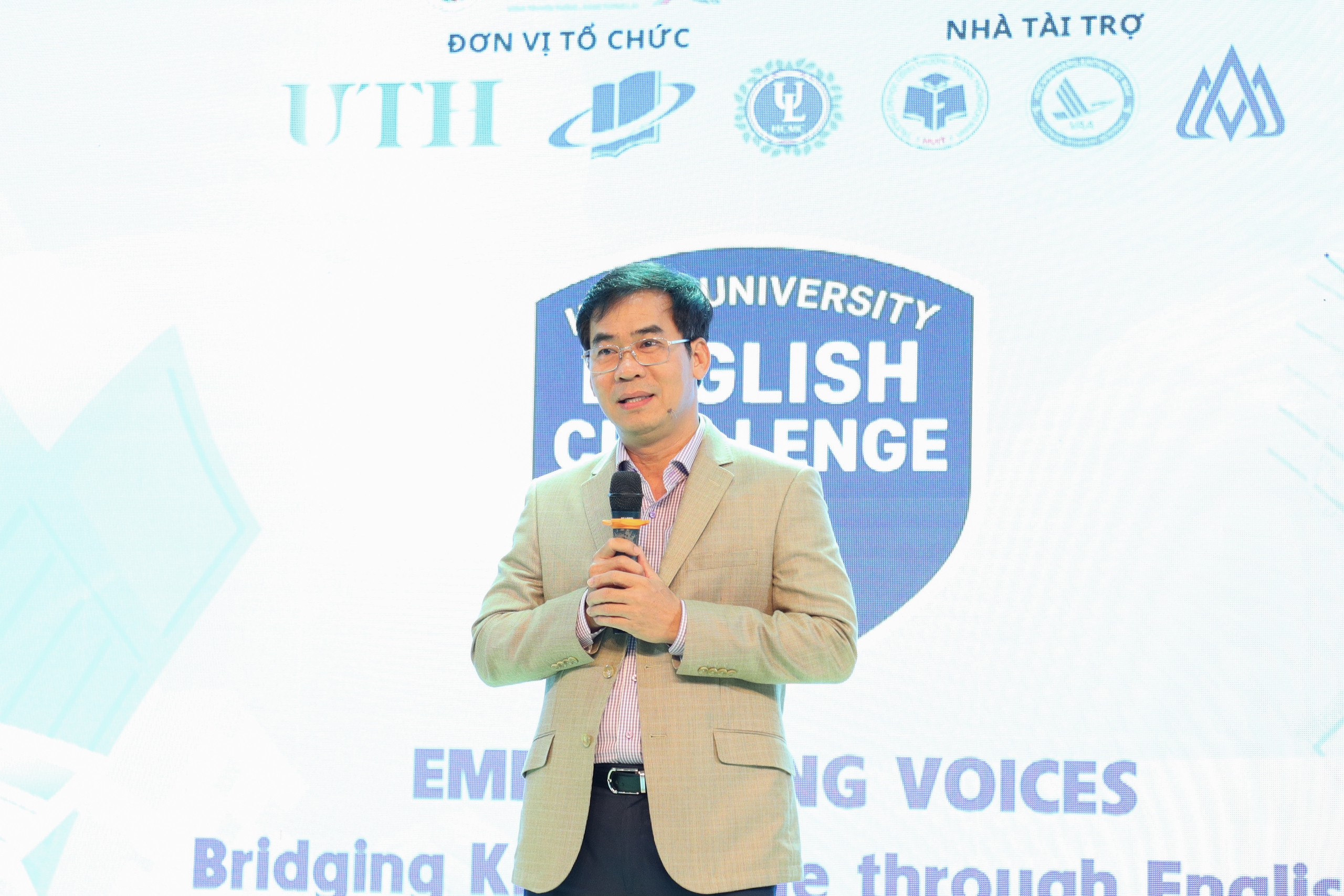 Sinh viên Trường ĐH Luật TP CM đoạt giải nhất cuộc thi tranh biện bằng tiếng Anh - Ảnh 1.