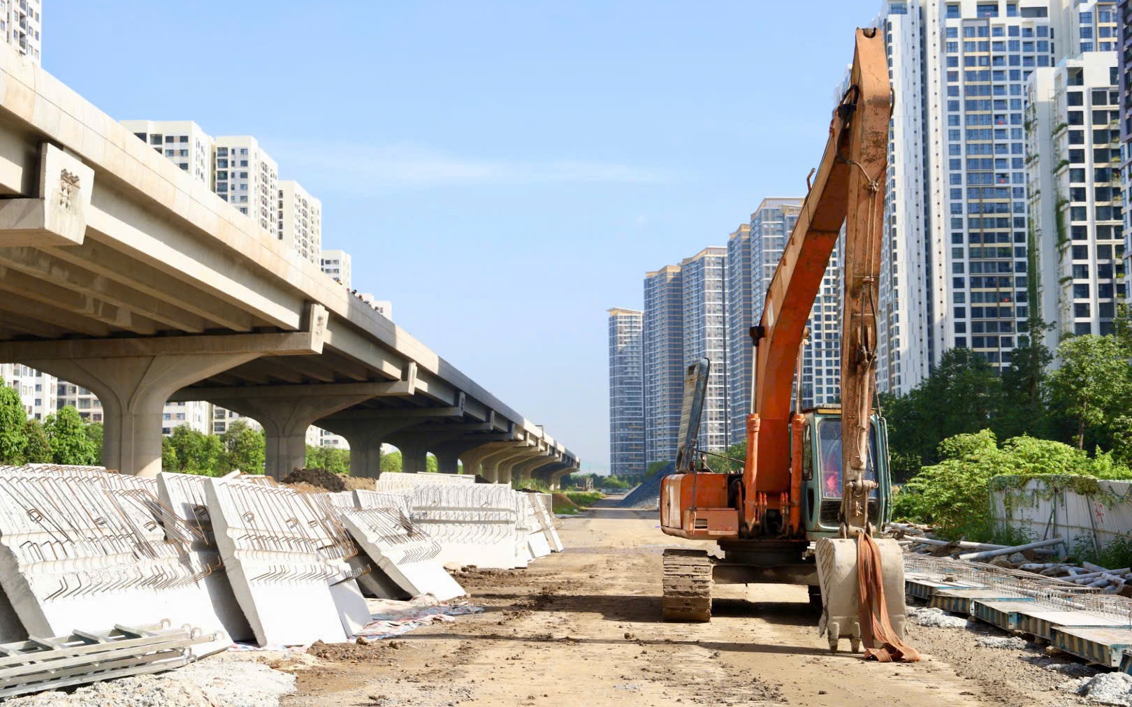 TPHCM yêu cầu đẩy nhanh tiến độ nhiều tuyến cao tốc, metro