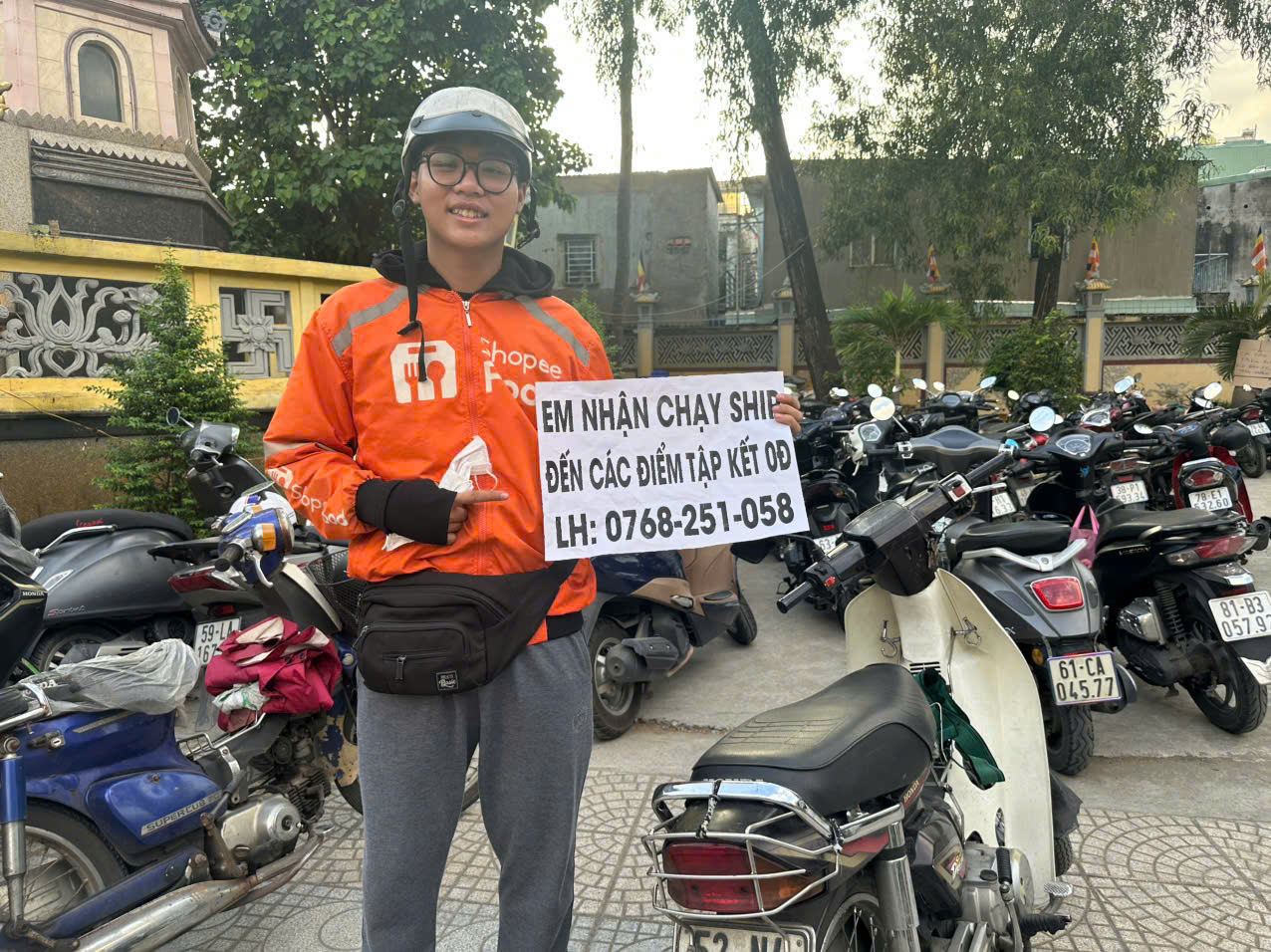 VIDEO: Ch&agrave;ng sinh vi&ecirc;n 20 tuổi v&agrave; những cuốc xe "chạy bằng nước suối" hướng về miền Trung - Ảnh 1.