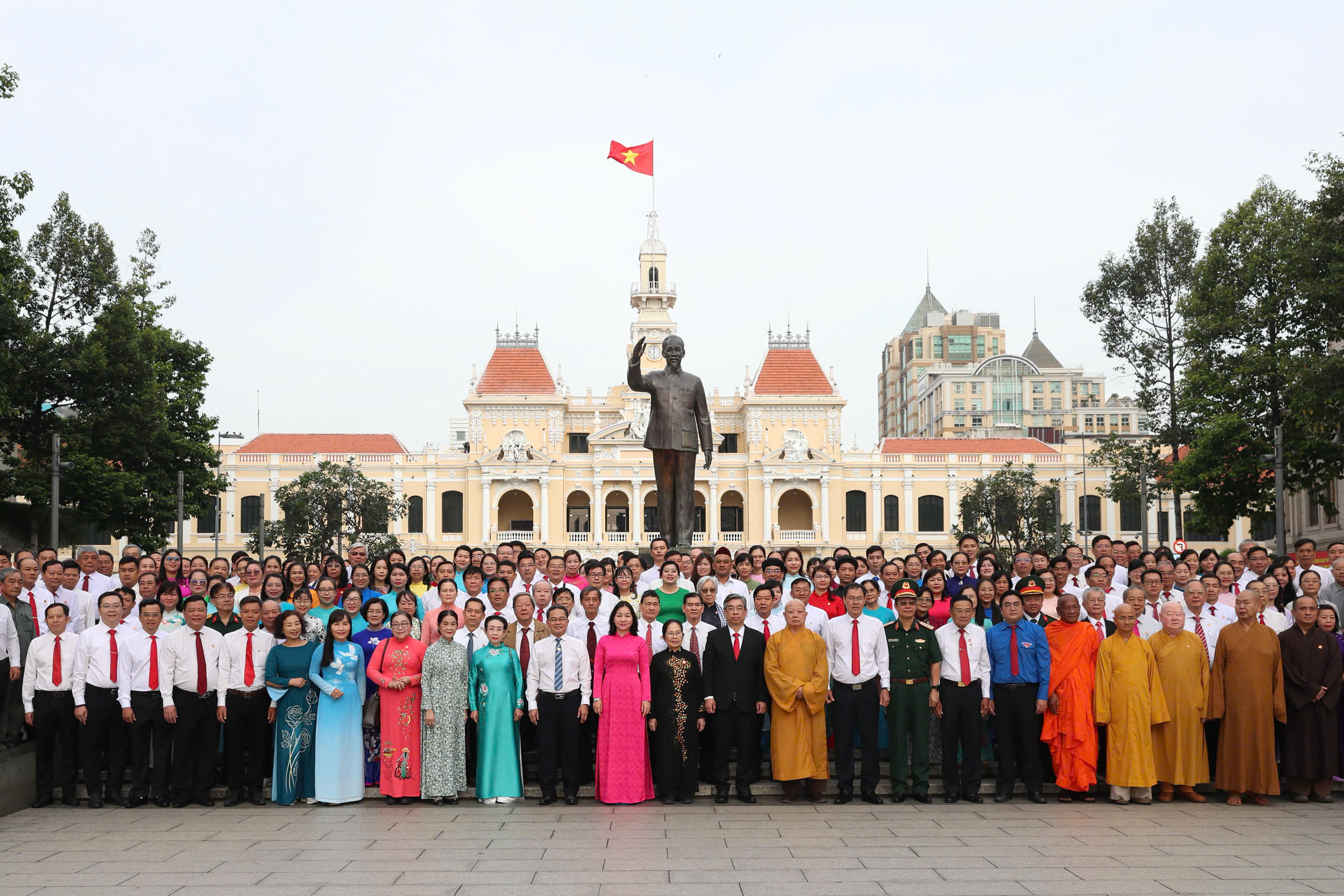 Đoàn đại biểu dự Đại hội đại biểu MTTQ Việt Nam TPHCM dâng hoa Tượng đài Chủ tịch Hồ Chí Minh - Ảnh 5.