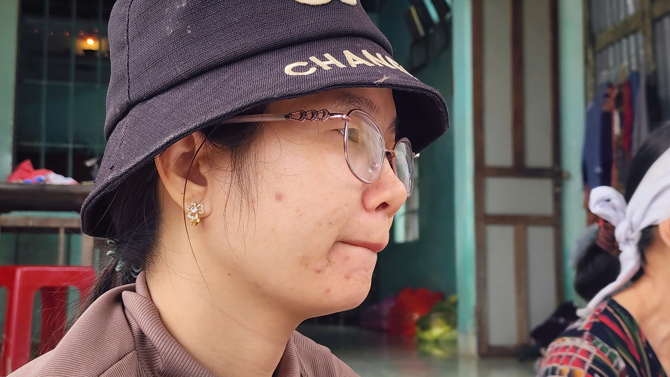 CLIP: Gặp lại người phụ nữ c&ugrave;ng 2 con nhỏ với lời k&ecirc;u cứu &aacute;m ảnh trong lũ dữ - Ảnh 5.