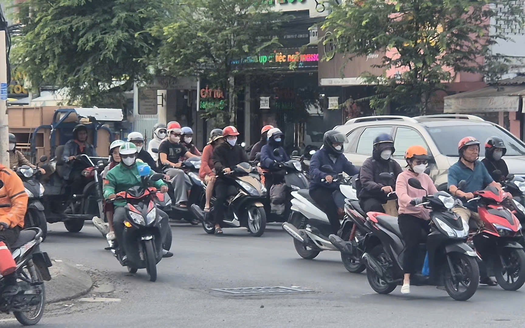 Thời tiết TPHCM se lạnh, người dân khoác áo ấm khi ra đường