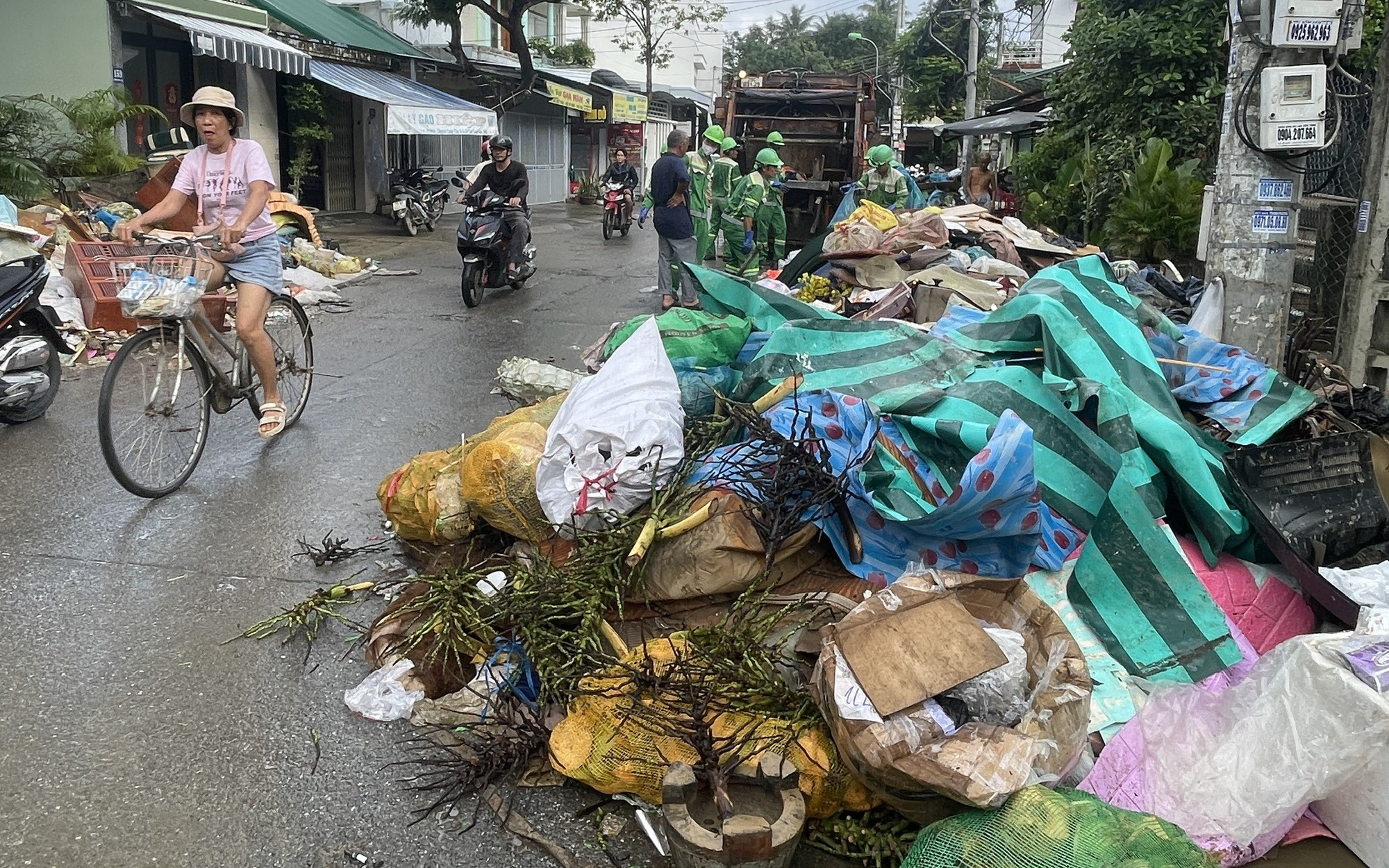 Rác thải sau lũ gây ô nhiễm nghiêm trọng, lo nguy cơ dịch bệnh