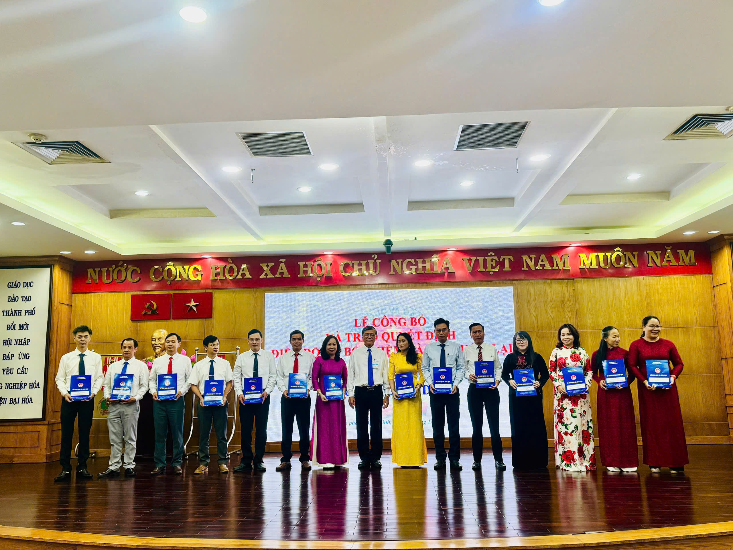 TP HCM điều động, bổ nhiệm loạt c&aacute;n bộ quản l&yacute; gi&aacute;o dục ở cả ba khu vực - Ảnh 1.