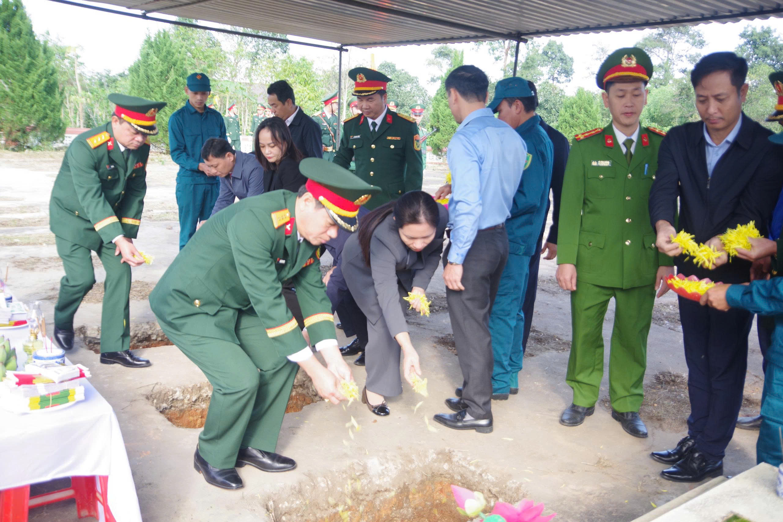 Những di vật x&uacute;c động b&ecirc;n cạnh 3 liệt sĩ ở Eo B&ugrave; - Ch&uacute;t M&uacute;t - Ảnh 2.
