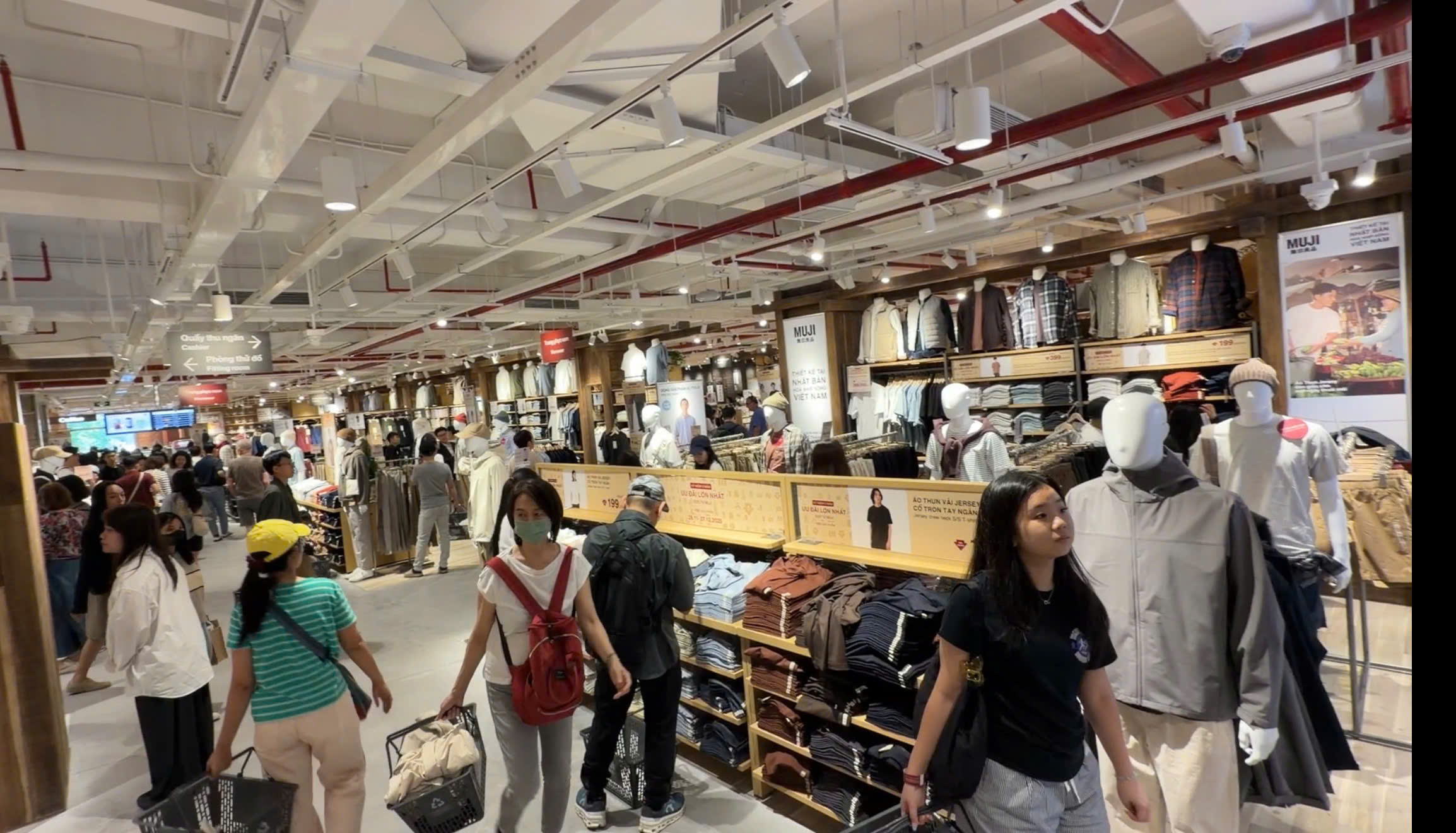 Muji L&ecirc; Th&aacute;nh T&ocirc;n khai trương: Kh&aacute;ch xếp h&agrave;ng d&agrave;i từ s&aacute;ng sớm - Ảnh 1.