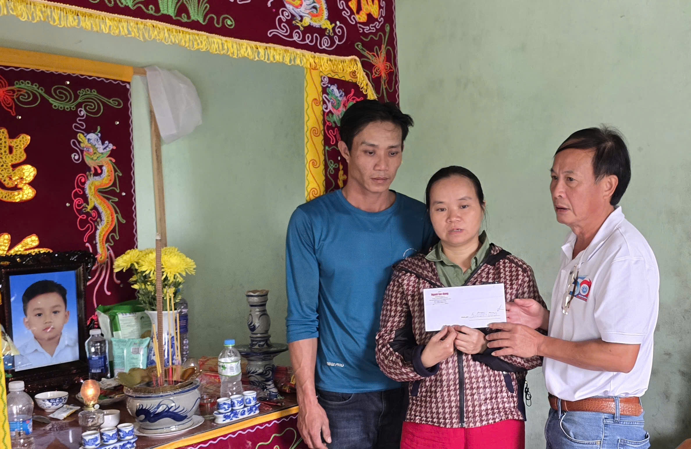 Nước mắt chảy ngược b&ecirc;n d&ograve;ng s&ocirc;ng Ba sau cơn lũ lịch sử - Ảnh 1.