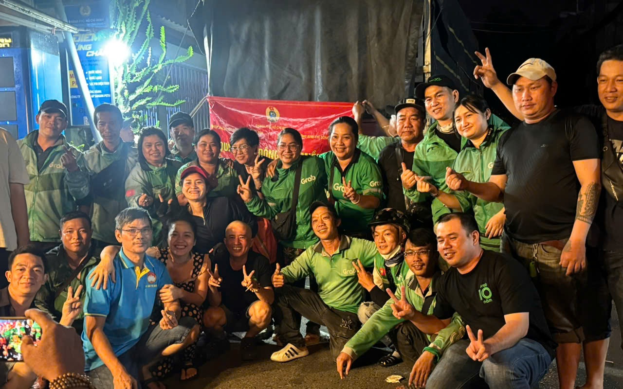 Tài xế xe ôm công nghệ ở TPHCM hỗ trợ người dân vùng lũ