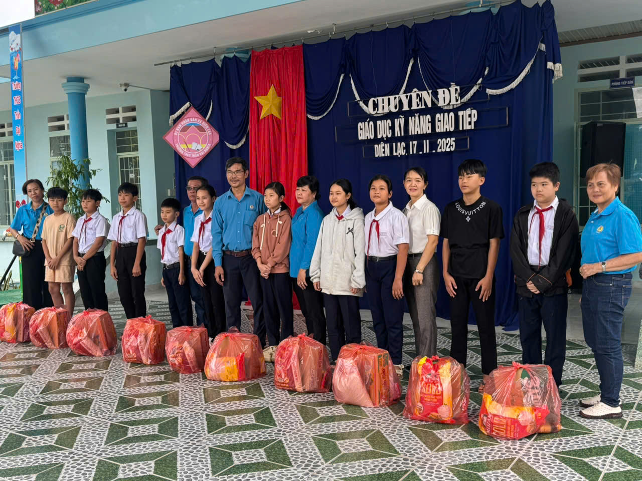 T&agrave;i xế xe &ocirc;m TPHCM g&oacute;p tiền hỗ trợ người d&acirc;n v&ugrave;ng lũ - Ảnh 3.