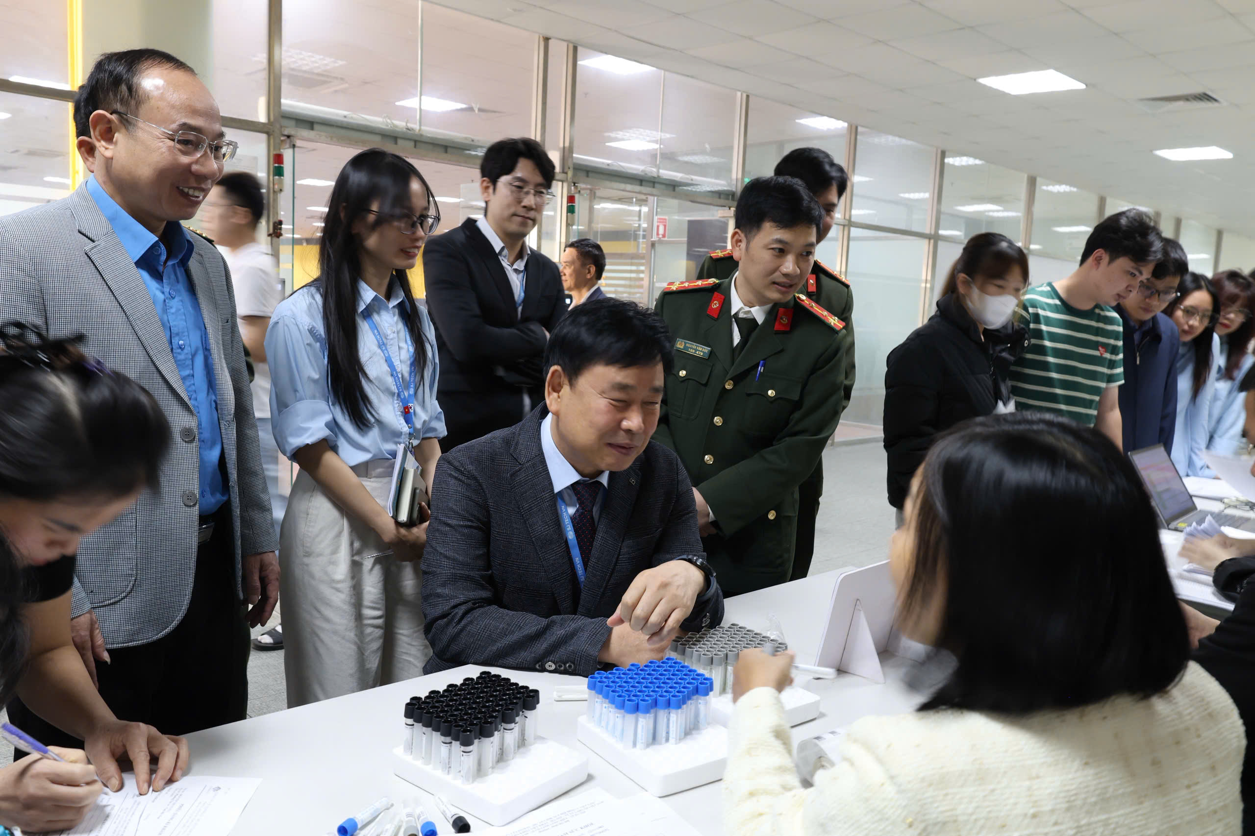 Tổng Li&ecirc;n đo&agrave;n v&agrave; Bộ C&ocirc;ng an tổ chức kh&aacute;m bệnh miễn ph&iacute; cho 15.000 c&ocirc;ng nh&acirc;n ở 7 tỉnh, th&agrave;nh - Ảnh 1.