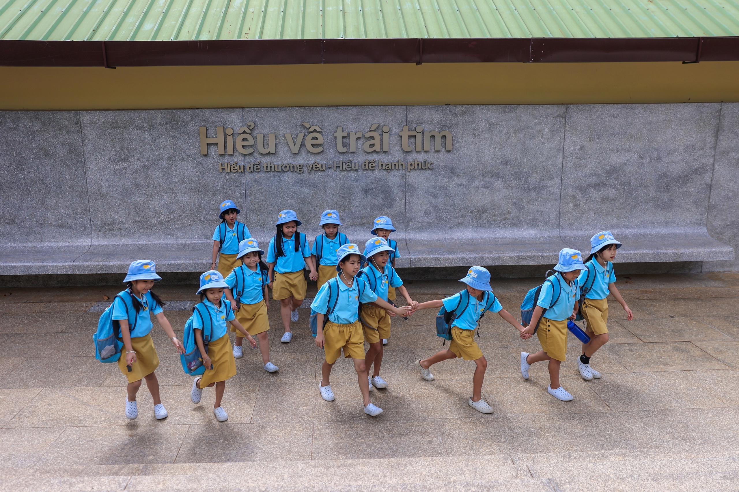 Ng&ocirc;i trường đầy ắp y&ecirc;u thương của Chi Bảo - Ảnh 1.