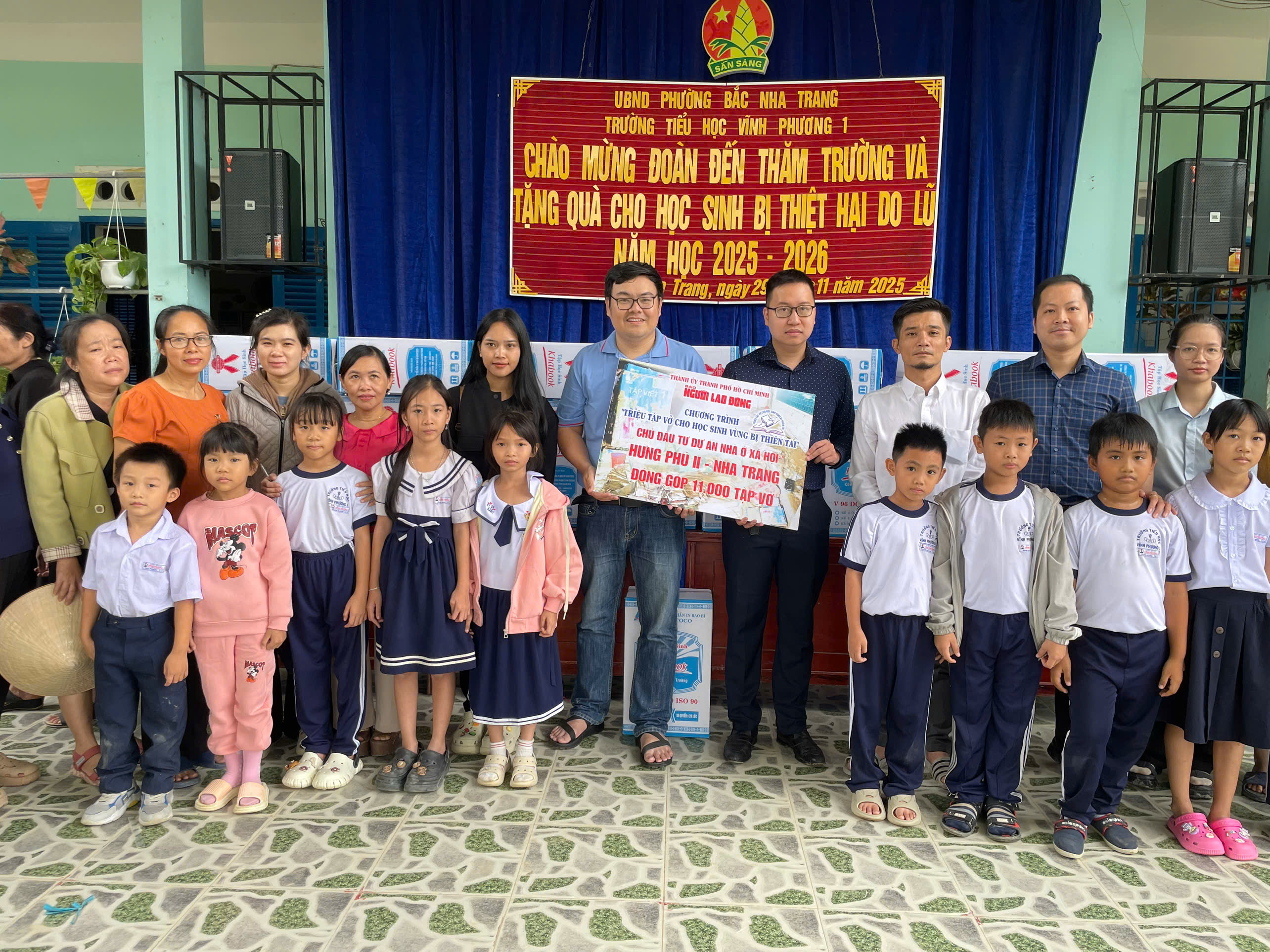 Chương tr&igrave;nh &ldquo;Triệu tập vở cho học sinh v&ugrave;ng bị thi&ecirc;n tai&rdquo;: Tiếp sức học sinh v&ugrave;ng lũ đến trường - Ảnh 1.