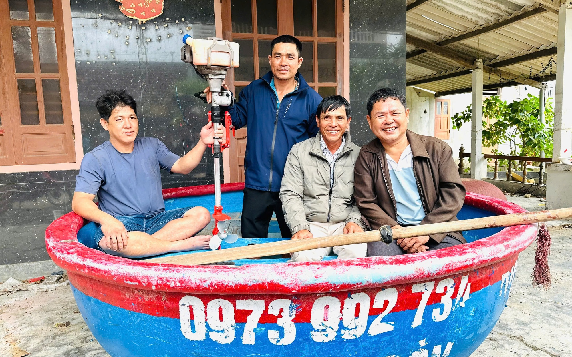 Cuộc thi viết “Lòng tốt quanh ta lần 4”: Những người hùng thầm lặng giữa lũ dữ